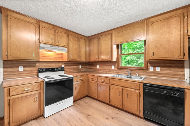 Building Photo - 105 McWhirter Pl