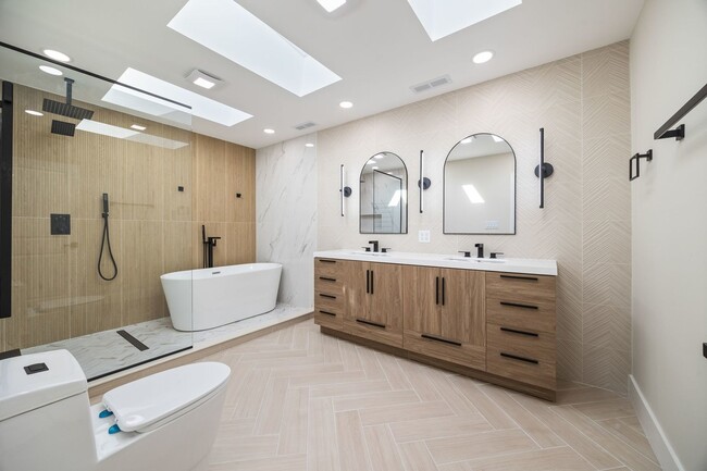 Building Photo - 4143 N Drake Ave