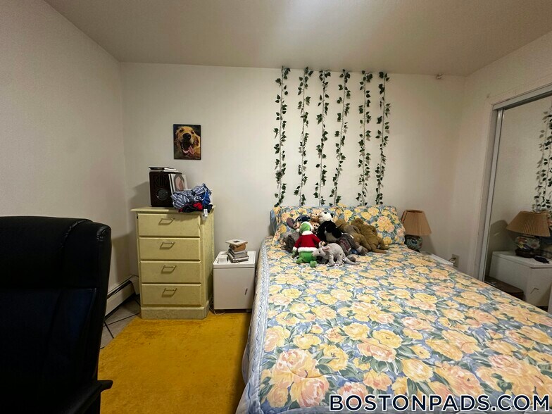 Building Photo - 140 Kenrick St