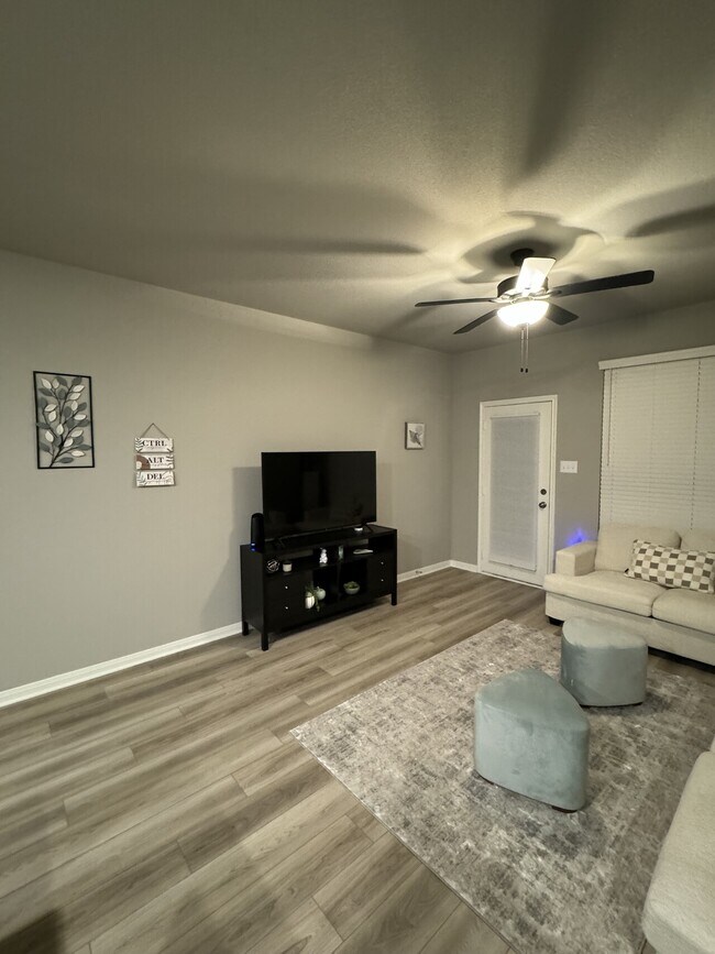 Building Photo - Upstairs Bedroom Elise