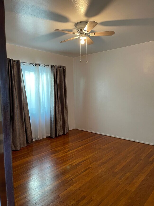 Building Photo - Large 1 Bedroom 1 Bath in Los Feliz!