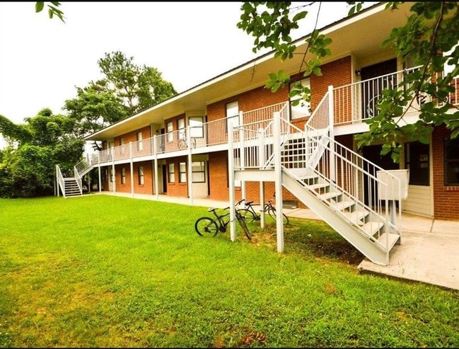 Primary Photo - Carlton Court Apartments