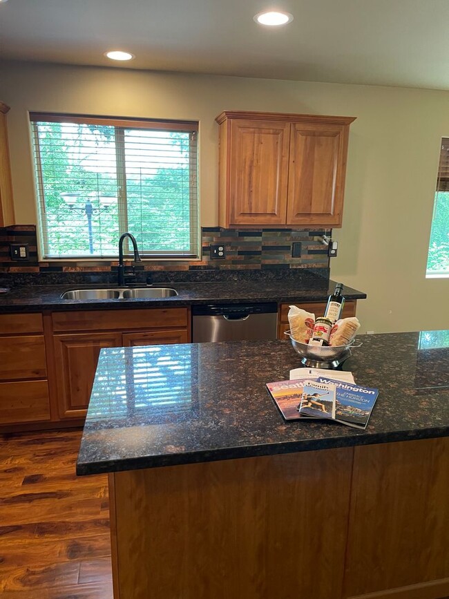 Building Photo - Beautiful 4 Bedroom in a small and exclusive neighborhood