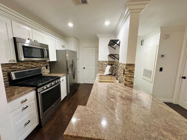 Building Photo - Beautiful 2 bed 2 bath condo in guard gated Residence at Canyon Gate community! Home features bea...