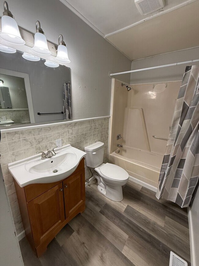 Building Photo - Fully remodeled 3 bedroom in great neighborhood - Iola