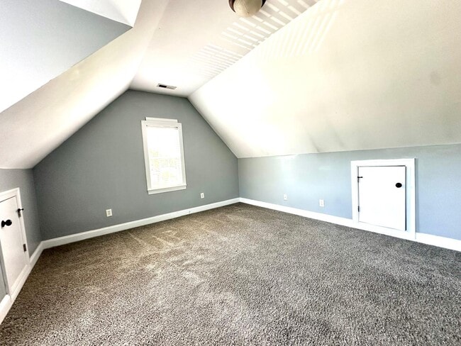 Building Photo - 4852 Knollview Dr