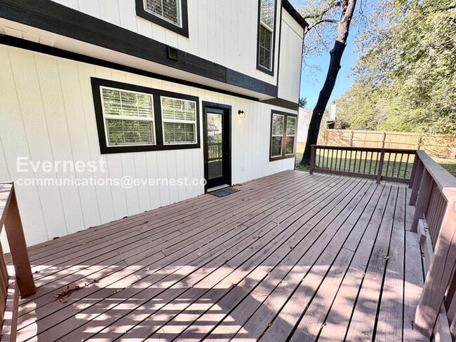 Building Photo - 3 Bed/1.5 Bath Home with Garage / Pet-Frie...