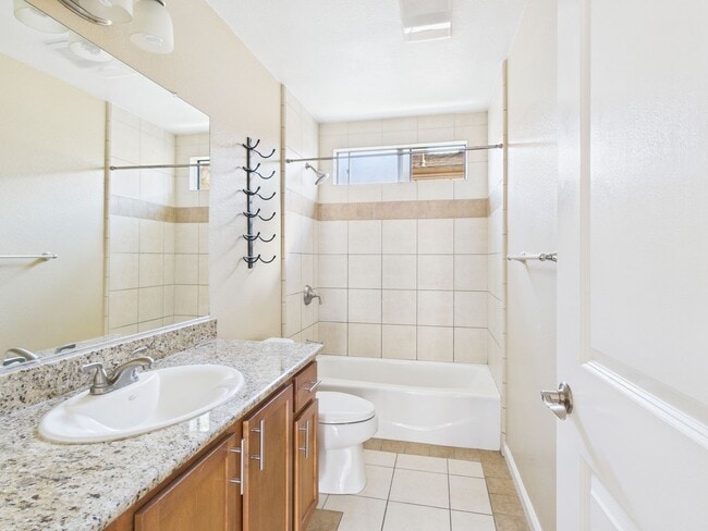 Building Photo - Kimberly Place Condo 1 bed 1 bath . In uni...