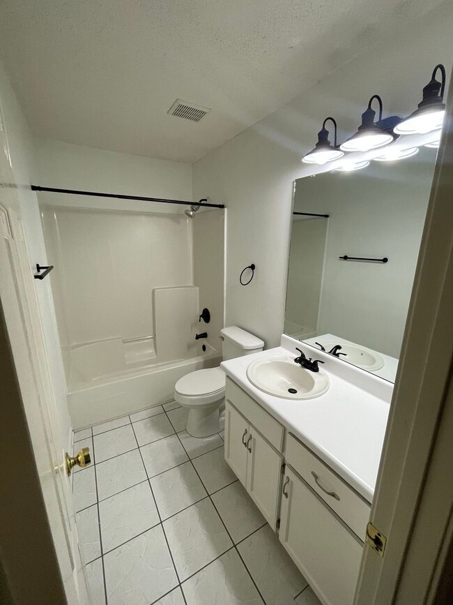 Building Photo - Quail Hollow - Beautiful Interior!