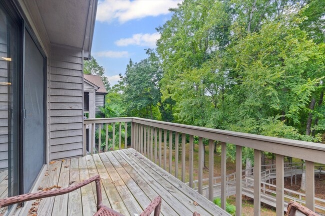 Building Photo - This beautifully maintained 2-bedroom, 2-bath 3rd Floor unit in Lake Wylie Woods is a Gem!