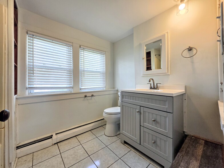 Building Photo - 712 S Broad St