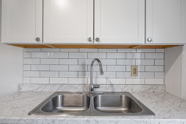 Building Photo - "Charming 1-Bed Gem at 509-511 Cape Ave, Raleigh – Your Cozy Retreat Awaits!"