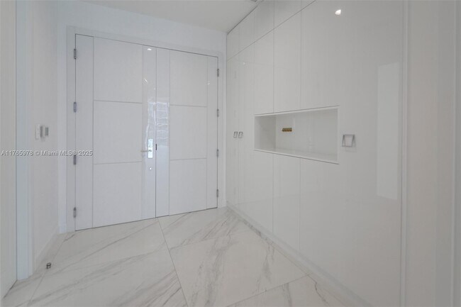 Building Photo - 17475 Collins Ave