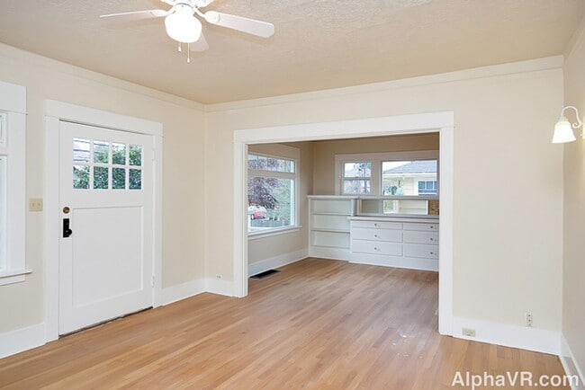 Building Photo - Stunning Main Floor Duplex in the Heart of...