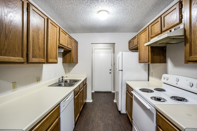 Building Photo - Hulen Park Humble Abode Duplex!