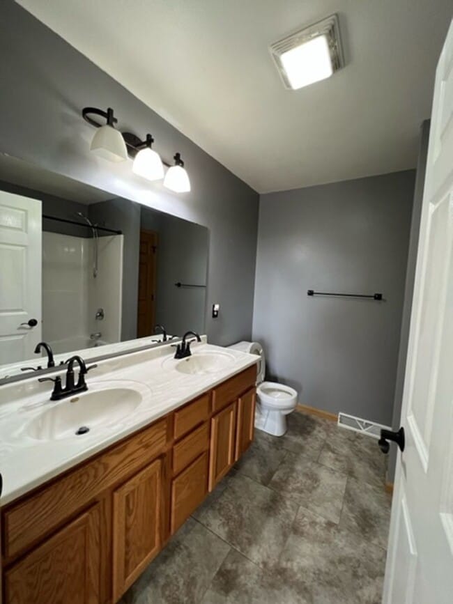 Building Photo - BEAUTIFUL & SPACIOUS 4 BEDROOM/2.5 BATH DU...