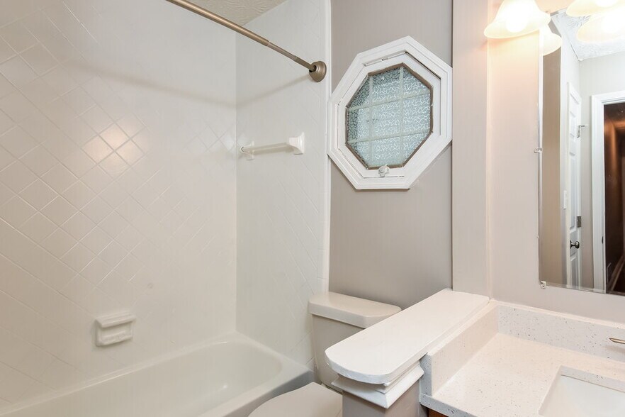 Building Photo - 4371 S Landing Dr