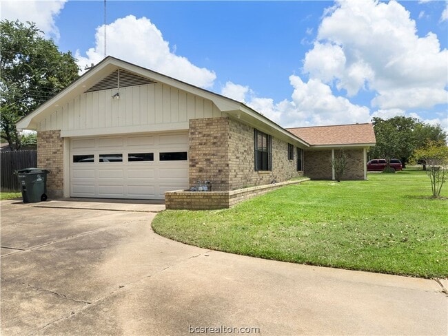 Building Photo - 2525 Willow Bend Dr