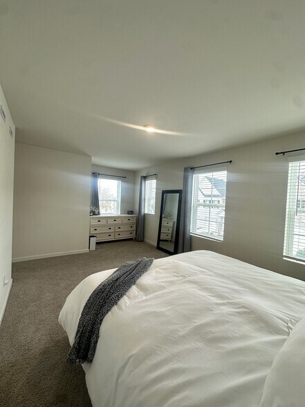 Building Photo - 5069 Dayflower Dr
