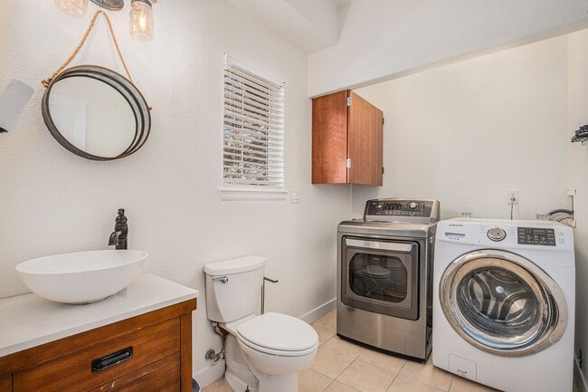 Building Photo - Available NOW!  2 Bedroom 2 Bath Beautiful Townhome