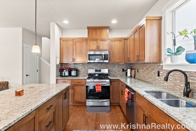 Building Photo - Gorgeous *Corner Lot* 4 BD* 2.5 BA* Single...