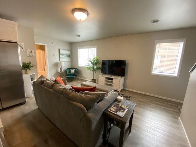Building Photo - 3 bdrm/2 bath townhomes - MOVE IN READY!