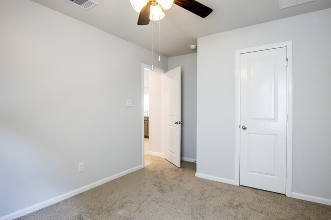 Building Photo - 876 Kickapoo Ln