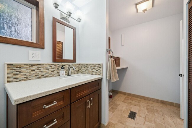Building Photo - Beautiful Hillsdale 4 BR, 2 BA home