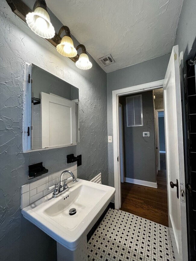 Building Photo - Historic Duplex near Plaza district!