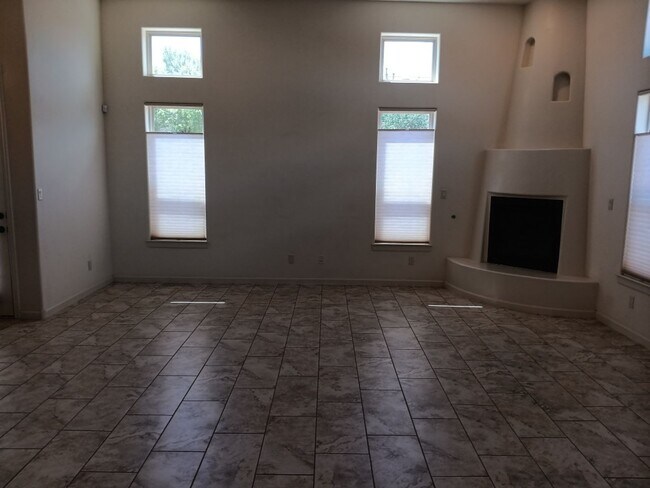 Building Photo - Stunning 4 bedroom, 3.5 bathroom home! Sho...