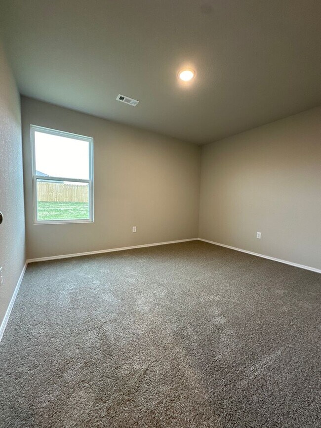 Building Photo - Contact Peggy 501 676 1758