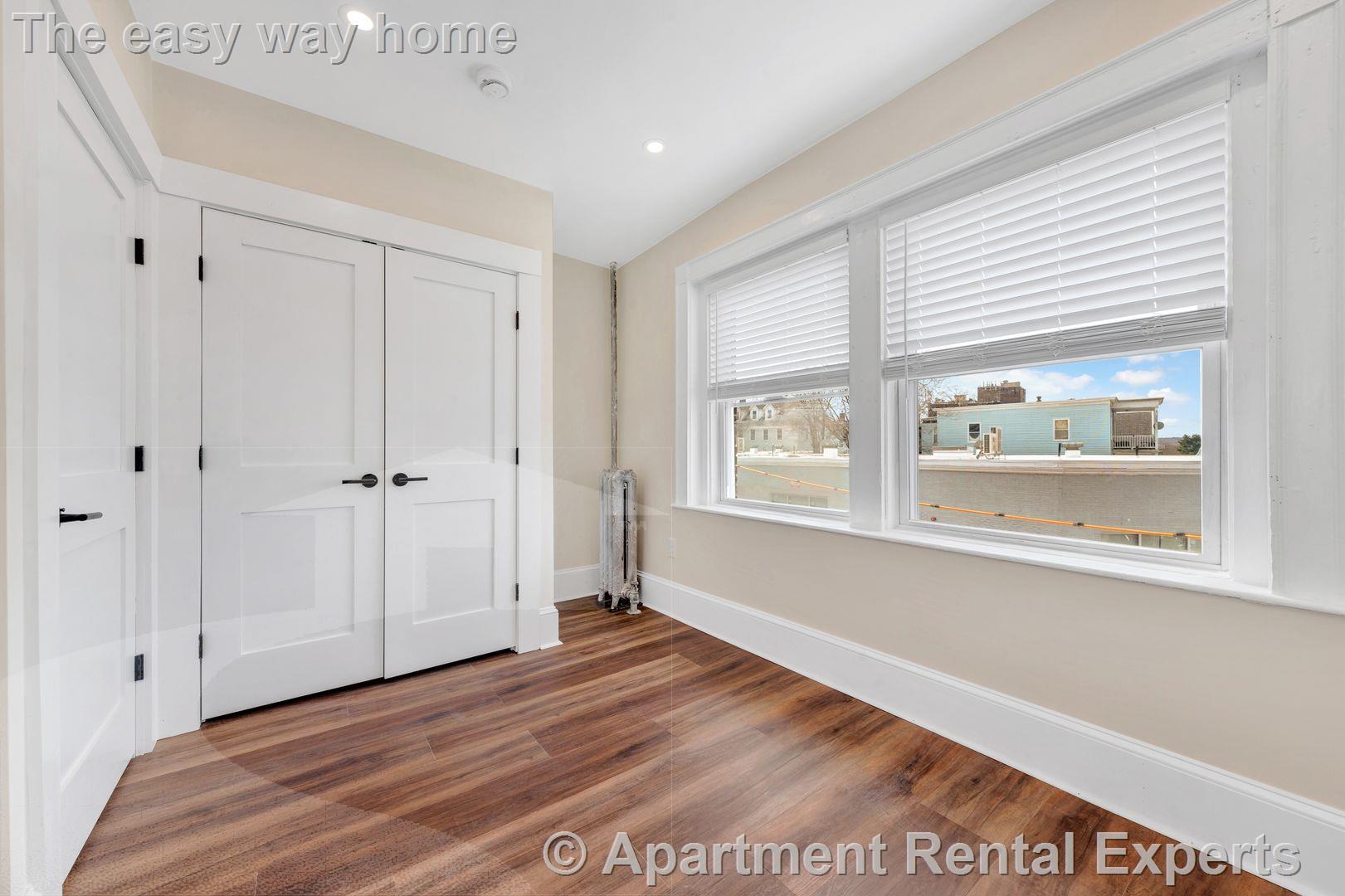 Building Photo - 105 School St