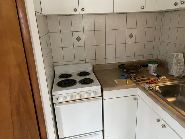 Kitchen with stove - 17828 Park Ave