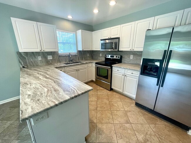 Building Photo - 3 Bedroom, 2 Bath Townhome in Park West of...