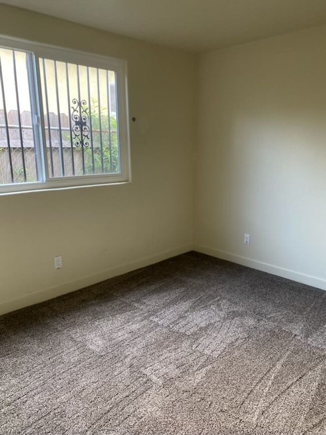 Building Photo - 4bd 2 ba House Available For Rent