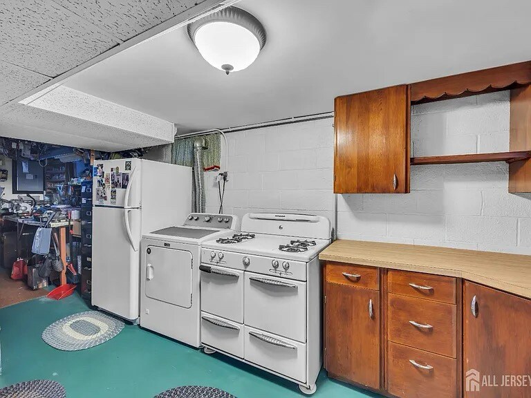 Building Photo - 143 Safran Ave