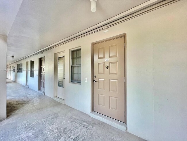Building Photo - 2950 N Palm Aire Dr