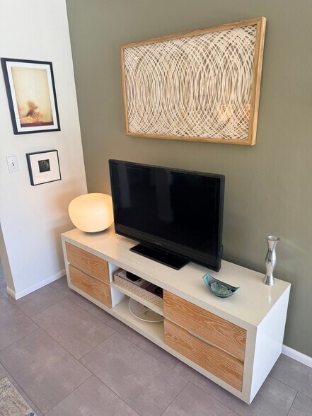 Building Photo - 777 E San Lorenzo Rd