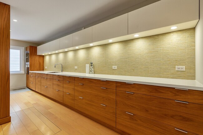 Building Photo - 419 W Briar Pl