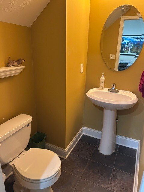 1/2 Bath - 1412 Leigh Ct