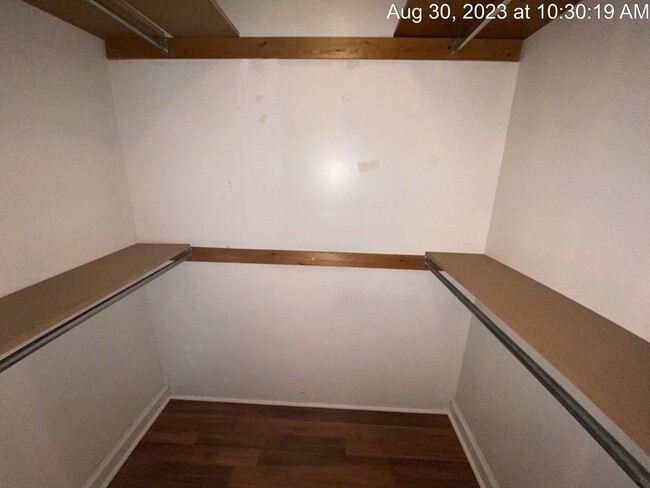 Building Photo - 429 Oakgrove Dr