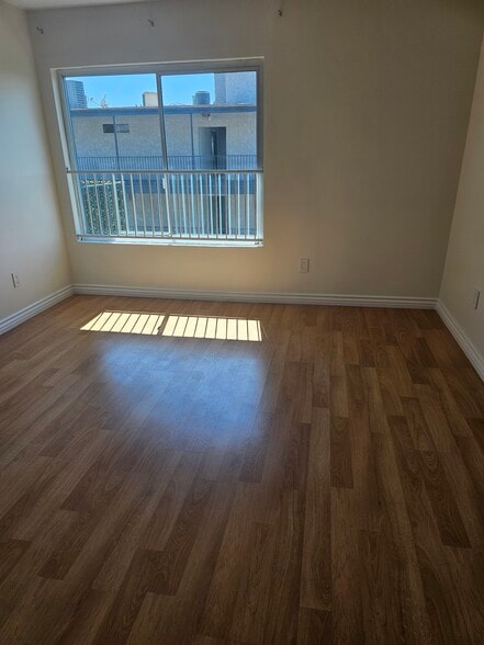 bedroom - 1517 E Garfield Ave