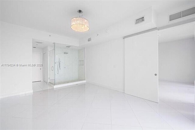 Building Photo - 2020 N Bayshore Dr