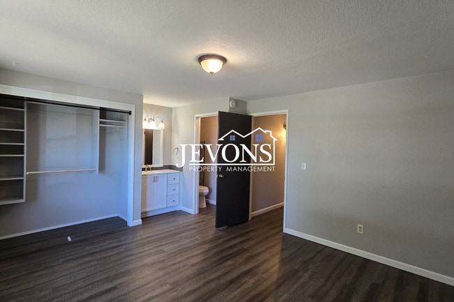 Building Photo - Spacious 3BD/2BA Yakima Home w/ Fireplace, Fenced Yard & 2-Car Garage – $500 Move-In Special