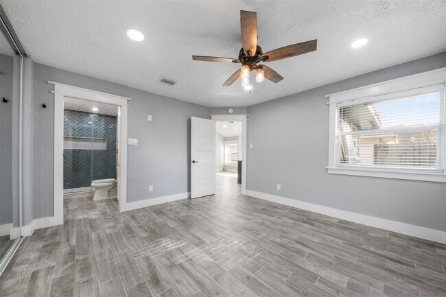 Building Photo - 9327 Golden Sunshine Dr