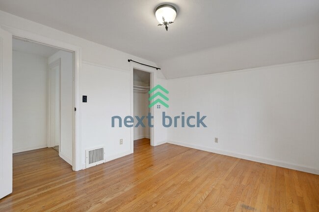 Building Photo - A classic vintage house ready to rent