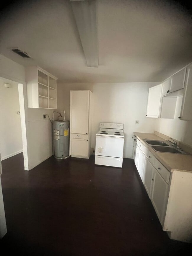 Building Photo - 4 Bedroom House/Section 8 Accepted