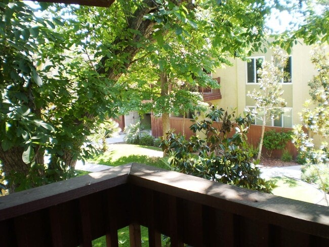 Primary Photo - Spacious 1 Bedroom Condo for Rent in Villa...