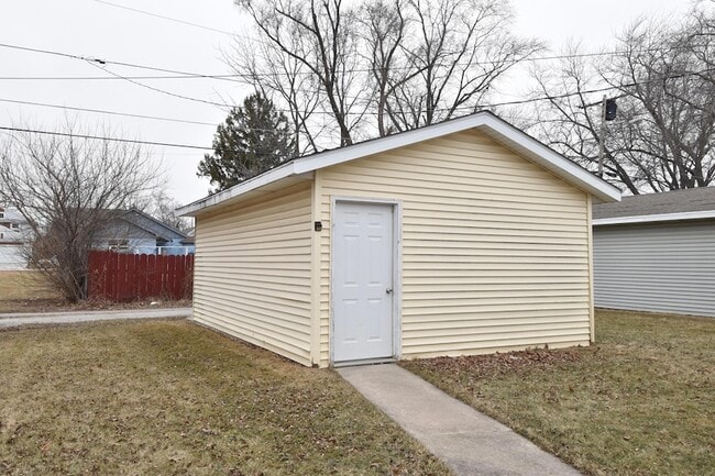 Building Photo - 3042 Hamlin Ave