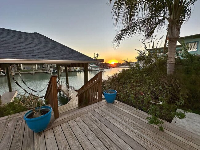 Building Photo - 1113 Pompano Ave